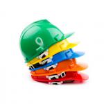 Casques de chantier de couleur empilés