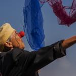 Femme clown en train de jongler avec des foulards de couleur