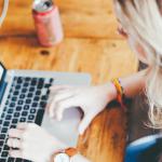 Jeune femme au travail sur un ordinateur portable