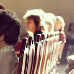 Croyants dans une église (messe)