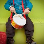 Enfant tapant sur un tambour