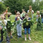 Enfants dans un potager