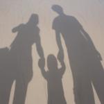 Ombres sur le sol (silhouettes) représentant une famille