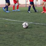 Ballon sur un terrain de football