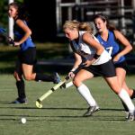 Des filles jouent au hockey sur gazon