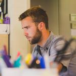 Jeune homme installé à son poste de travail