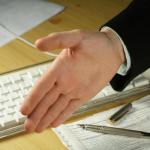 Main tendue au-dessus d'un clavier d'ordinateur