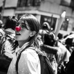 Jeune femme portant un nez rouge dans une foule