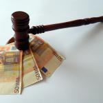 Billets de banque (€) sous un marteau de la justice