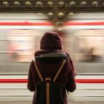 Une personne qui laisse passer un train