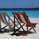 Deux chaises vides pour le sable