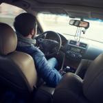 un homme dans une voiture