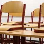 Chaises disposées sur des tables dans une salle de classe