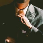 Homme en costume cravate