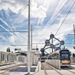 Tram au pied de l'Atomium de Bruxelles