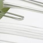 Pile de feuilles de papier attachés par un trombone