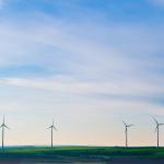 Paysage avec éoliennes au loin 