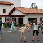 Séance de zumba réunissant des adultes et des enfants