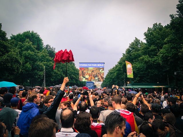 Foule rassemblée devant un écran géant