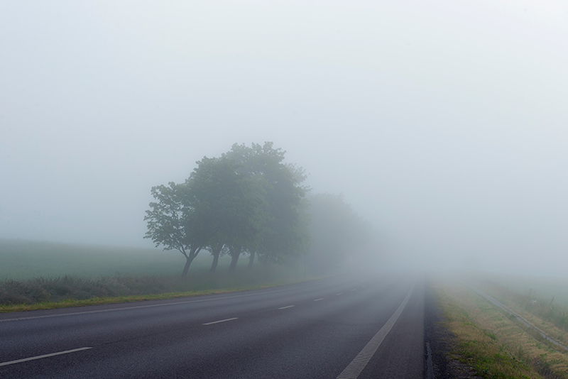 Route dans le brouillard