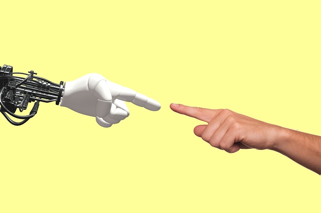 Doigt d'un robot touchant celui d'un humain