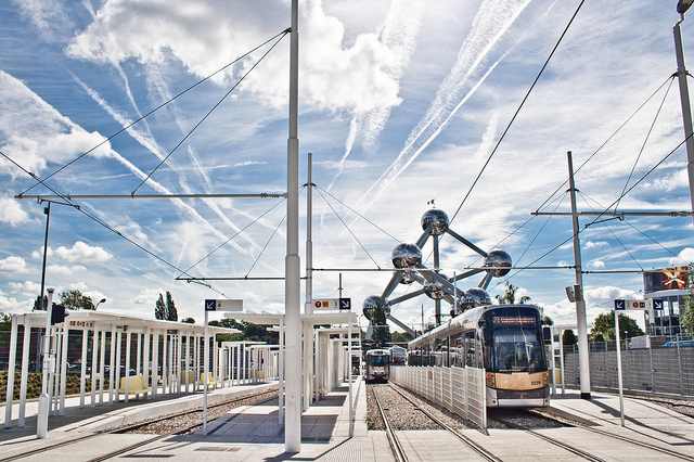 Tram au pied de l'Atomium de Bruxelles