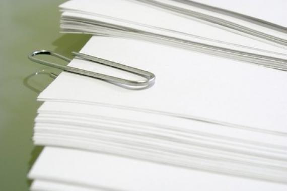 Pile de feuilles de papier attachés par un trombone