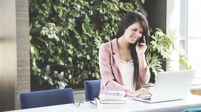 Jeune femme en train de travailler sur un ordinateur portable